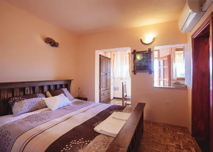 I Sobe Dinko * Starigrad Paklenica