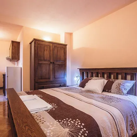 I Sobe Dinko Apartman *